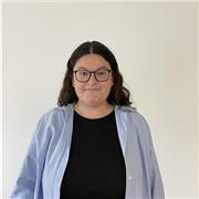 Me considero una persona empática y resolutiva, soy trabajadora social y me gusta enseñar y formar.